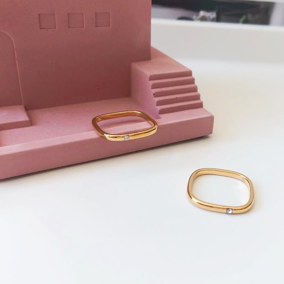 Size 7 Minimalist Gold Square Ring - Picture 3 of 5